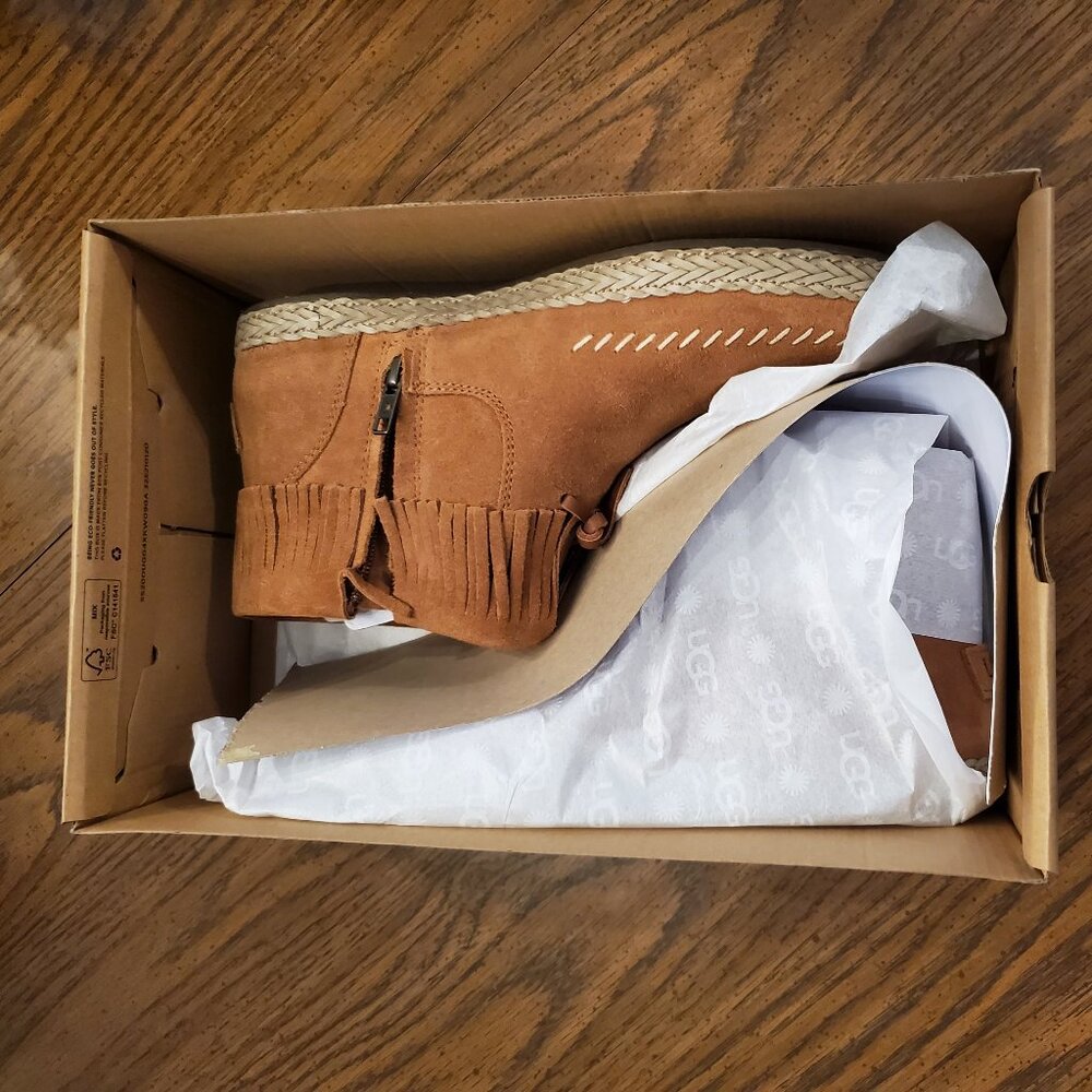 NIB UGG Kenaddi Women's Boot size 9.5